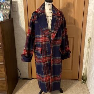 Long winter coat with slit in back 2 buttons dark blue and red plaid with pock